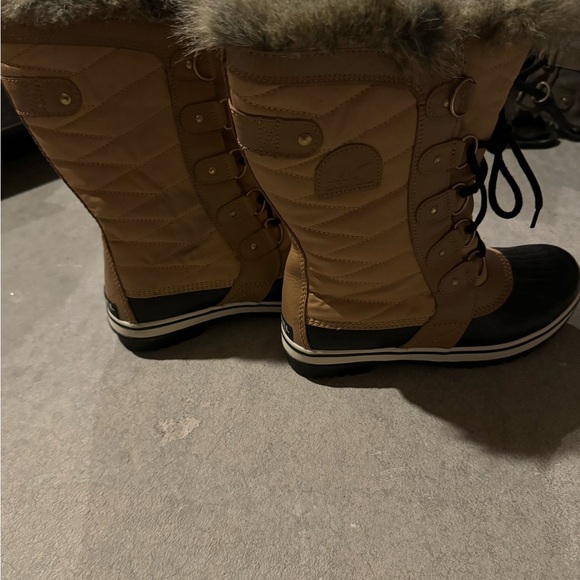 Sorel Tan and Black Winter Boots with Fur Trim, brand new size 9 - Picture 5 of 6